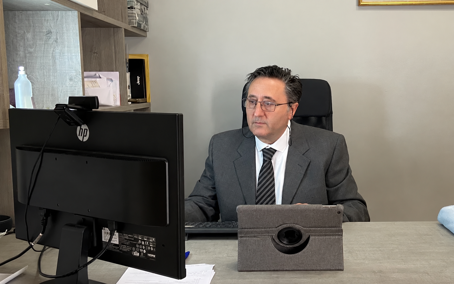 Simone Azzurri al lavoro nel suo ufficio